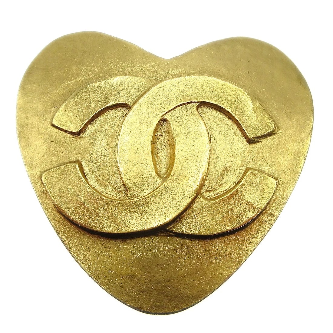 CHANEL HEART BROOCH GOLD 95P: Chanel Heart Brooch Gold 95P Brand: CHANEL Type: Brooch Material: Gold-plated Color: Gold Size: W 4.5 x H 4.7 cm Accessories: None Accessories Notice: When purchasing pre-owned goods, please