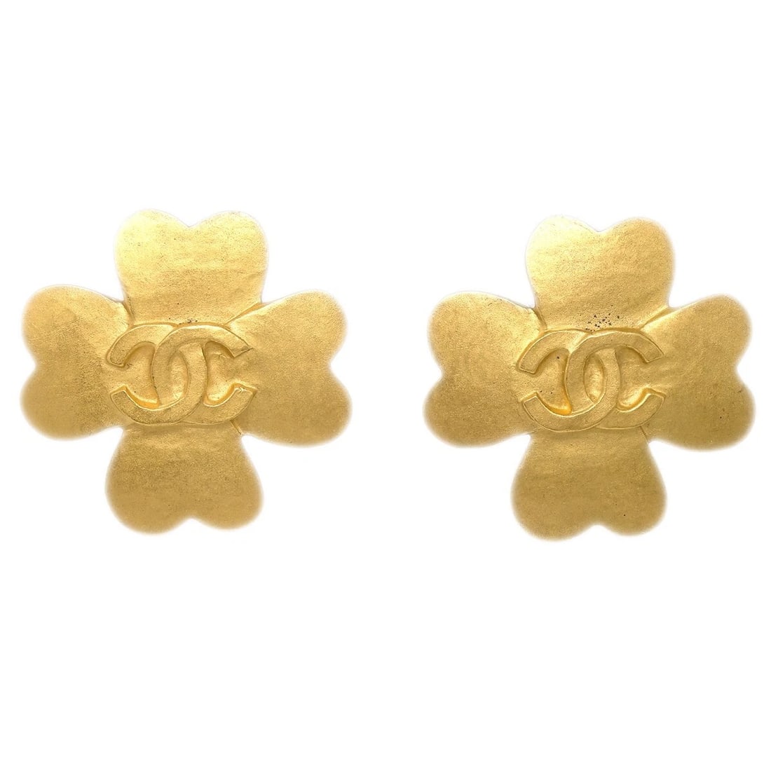 CHANEL CLOVER EARRINGS CLIP-ON GOLD 95P: Chanel Clover Earrings Clip-On Gold 95P Brand: CHANEL Type: Earrings Material: Gold-plated Color: Gold Size: W 3.0 x H 3.0 cm Accessories: None Accessories Notice: When purchasing pre-owned