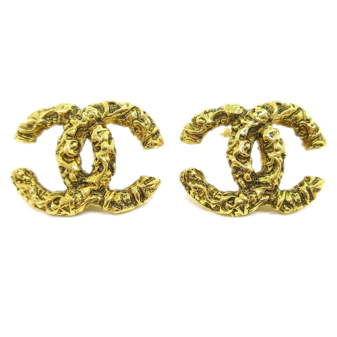 CHANEL CC EARRINGS CLIP-ON GOLD: Chanel CC Earrings Clip-On Gold Brand: Chanel Type: Earrings Material: Gold-tone Color: Gold Size: W 2.6 x H 2.0 cm Accessories: None Accessories Notice: When purchasing pre-owned goods,