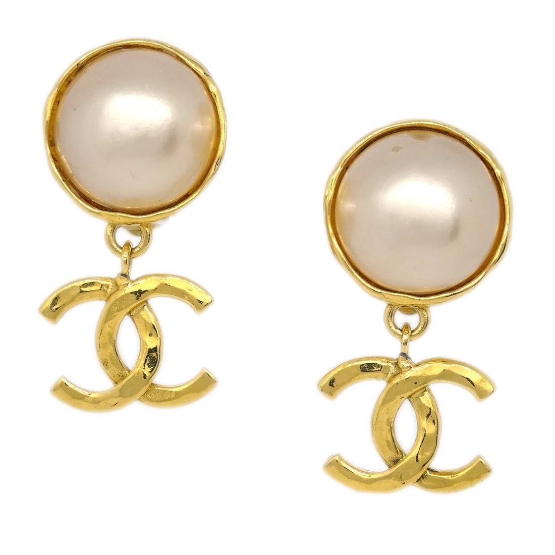 CHANEL GOLD ARTIFICIAL PEARL DANGLE EARRINGS CLIP-ON: Chanel Gold Artificial Pearl Dangle Earrings Clip-On Brand: CHANEL Type: Earrings Material: Gold plated Artificial Pearl Color: Gold Size: W 2.7 x H 4.3 cm Accessories: None Accessories