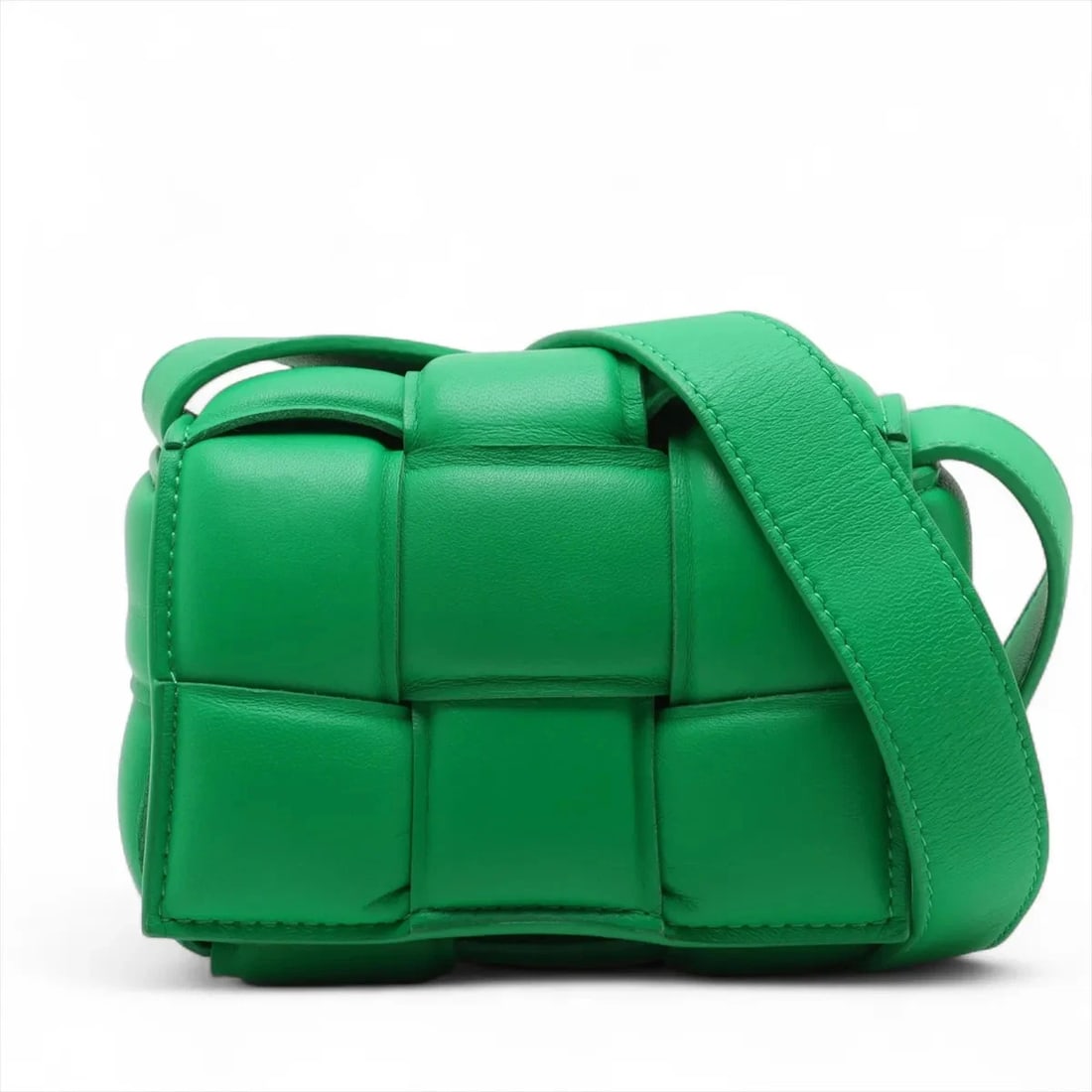 BOTTEGA VENETA MAXI INTRECCIATO CANDY PUTTED CASSETTE LEATHER SHOULDER BAG: Bottega Veneta Maxi Intrecciato candy putted Cassette Leather Shoulder bag Brand: Bottega Veneta Type: Shoulder bag Material: Leather Color: Green Size: Height:41.3inch Length:5.3inch Depth:2.2inc