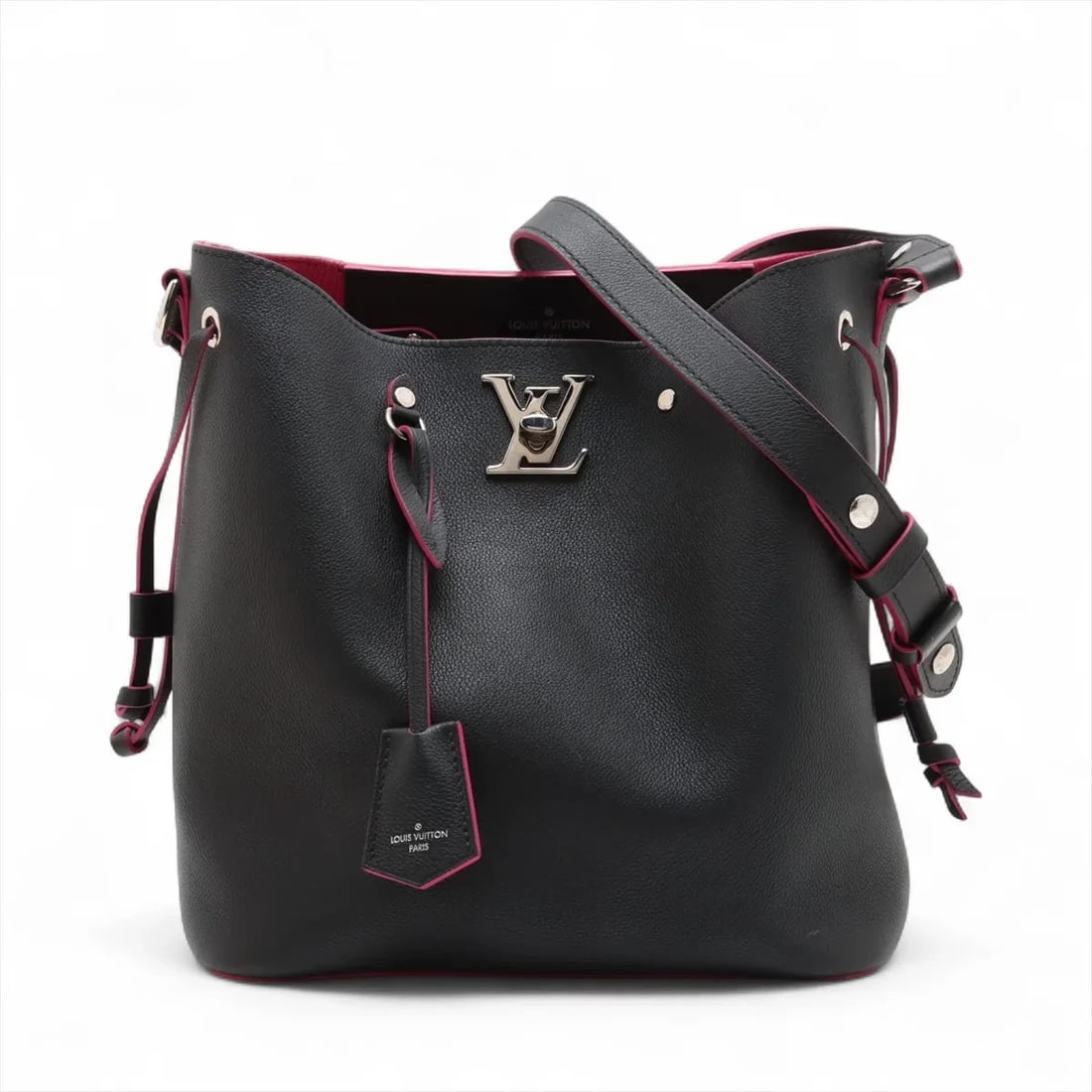 LOUIS VUITTON LV LOGO X CUILE TRION LOCK ME BUCKET BLACK: Louis Vuitton LV logo x cuile trion Lock me bucket Black Brand: Louis Vuitton Type: Shoulder bag Material: None Color: Black Size: Height:10.6inch Length:10.0inch Depth:6.1inch Shoulder height:18.