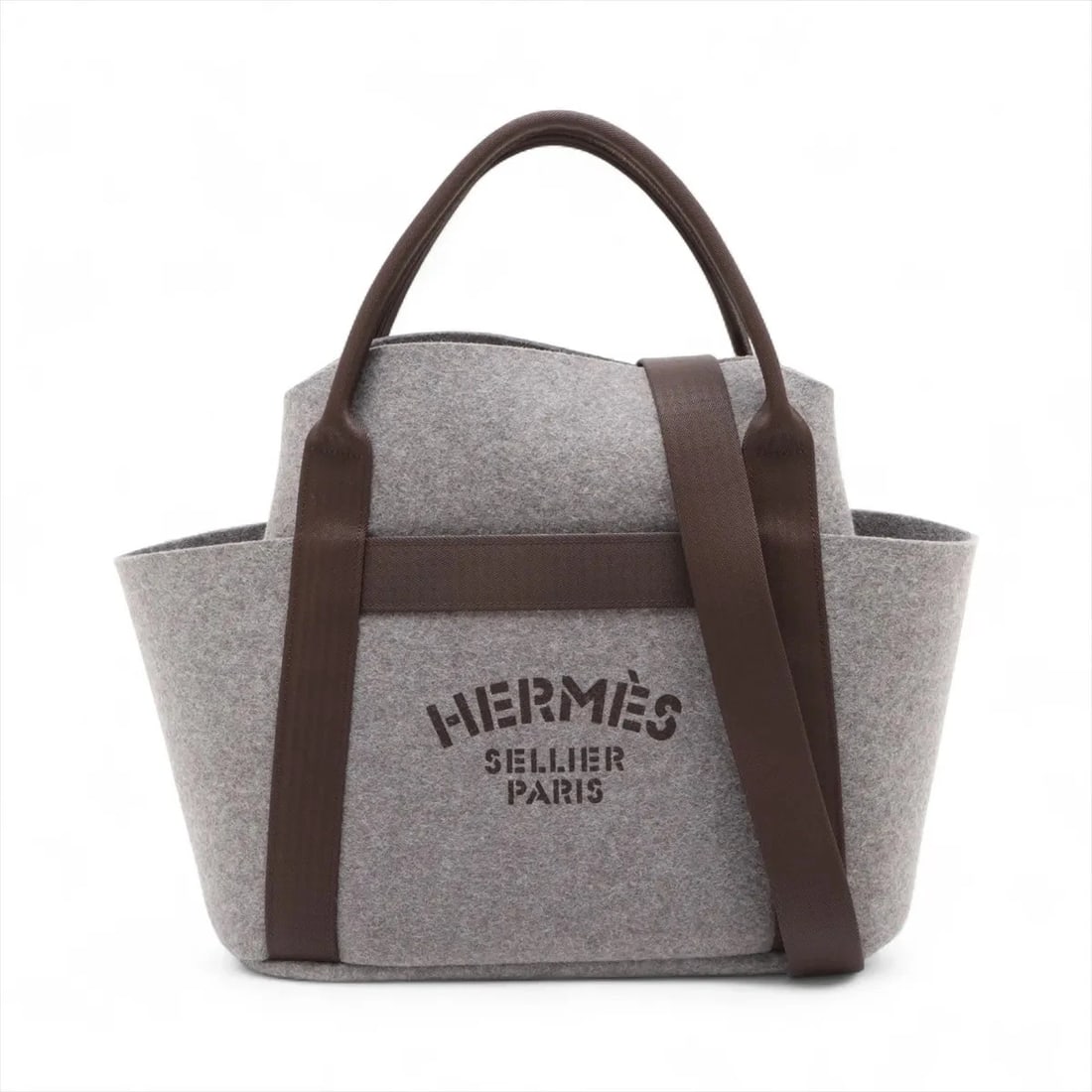 HERMÈS SAC DE PANSAGE GROOM FELT GRAY SILVER: Hermès Sac de pansage Groom Felt Gray Silver Brand: Hermès Type: Tote bag Material: Felt Color: Gray Size: Height:13.8inch Length:14.8inch Depth:6.3inch Handle height:4.1inch Shoulder