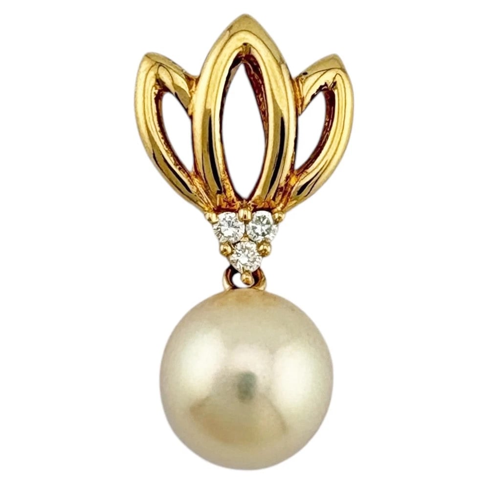 TASAKI PENDANT TOP K18 YELLOW GOLD AKOYA PEARL DIAMOND: TASAKI Pendant top K18 yellow gold Akoya pearl diamond Brand: TASAKI Type: Pendant top Material: K18 yellow gold Main Stone/Creation Akoya pearl Color: gold Size: Size(CM) Top:W11.0mm x H23.0mm Cl
