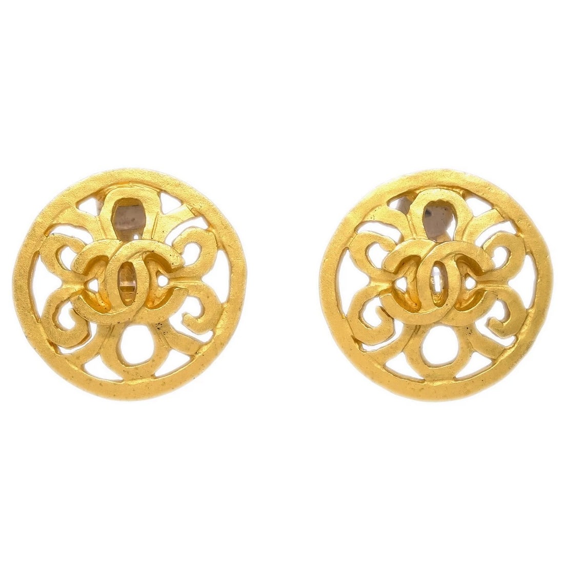 CHANEL BUTTON EARRINGS CLIP-ON GOLD: Chanel Button Earrings Clip-On Gold Brand: CHANEL Type: Earrings Material: Gold plated Color: Gold Size: Diameter : 2.5 cm Accessories: None Accessories Notice: When purchasing pre-owned