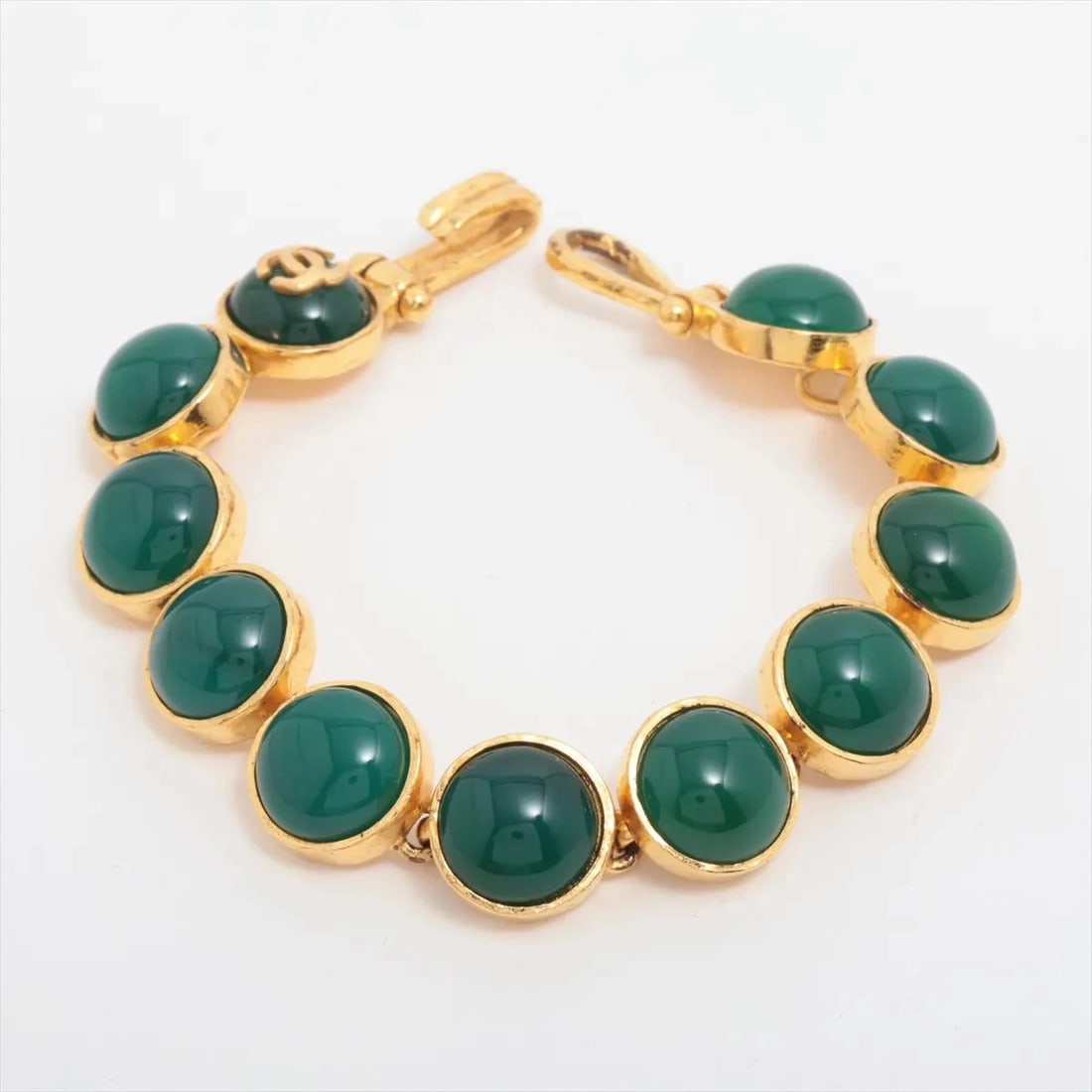 CHANEL COCO MARK GRIPOIX BRACELET GP GREEN X GOLD VINTAGE: Chanel Coco Mark Gripoix Bracelet GP green x gold Vintage Brand: Chanel Type: Bracelet Material: GP Color: green x gold Size: Bracelet length:17.5 Accessories: None Accessories Notice: When