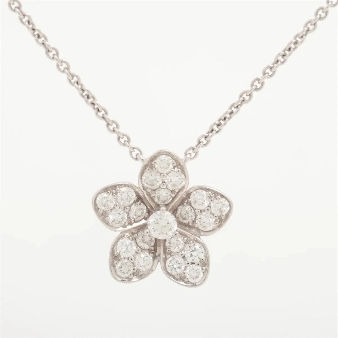 GRAFF WILD FLOWER DIAMOND NECKLACE 750(WG): Graff Wild Flower diamond Necklace 750(WG) Brand: Graff Type: Necklace Material: 750(WG) Main Stone/Creation Natural Color: none Size: Chain length:46.1 Accessories: None Accessories Notice: