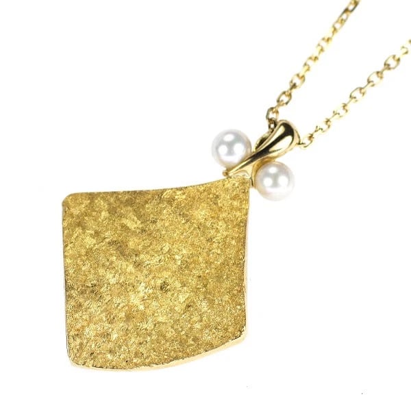 MIKIMOTO K22/ K18YG AKOYA BABY PEARL/PEARL PENDANT NECKLACE: Mikimoto K22/ K18YG Akoya Baby Pearl/Pearl Pendant Necklace Brand: Mikimoto Type: pendant necklace Material: Metal K22/K18YG Main Stone/Creation Pearl/Pearl Color: yellow Size: Necklace: Chain