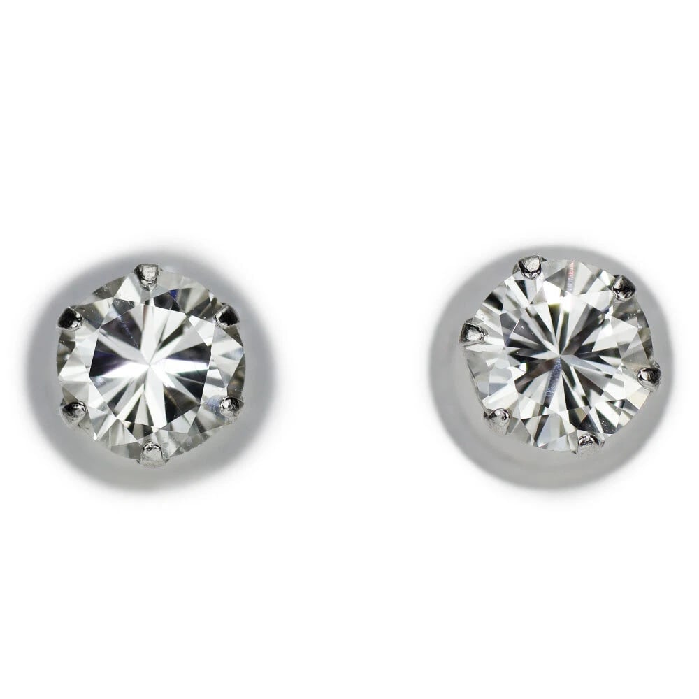 PT900 DIAMOND EARRINGS: Pt900 Diamond Earrings Brand: None Type: piercing Material: Metal Pt900 Main Stone/Creation Natural Color: Platinum Size: Length/Width/Diameter3.9Width/Thickness4.4 Accessories: None