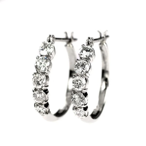 PT900 DIAMOND HOOP EARRING: Pt900 diamond hoop earring Brand: None Type: piercing Material: Metal Pt900 Main Stone/Creation Natural Color: None Size: Length/Width/Diameter18.5 Width/Thickness3.4 Accessories: None