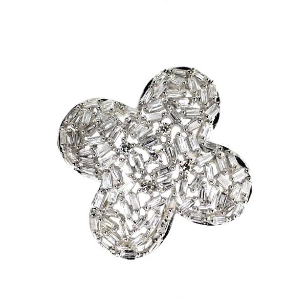 K18WG FOUR-LEAF CLOVER DIAMOND PENDANT: K18WG four-leaf clover diamond pendant Brand: None Type: pendant top Material: Metal K18WG Main Stone/Creation Natural Color: None Size: Length/Width/Diameter16.8Width/Thickness16.8 
