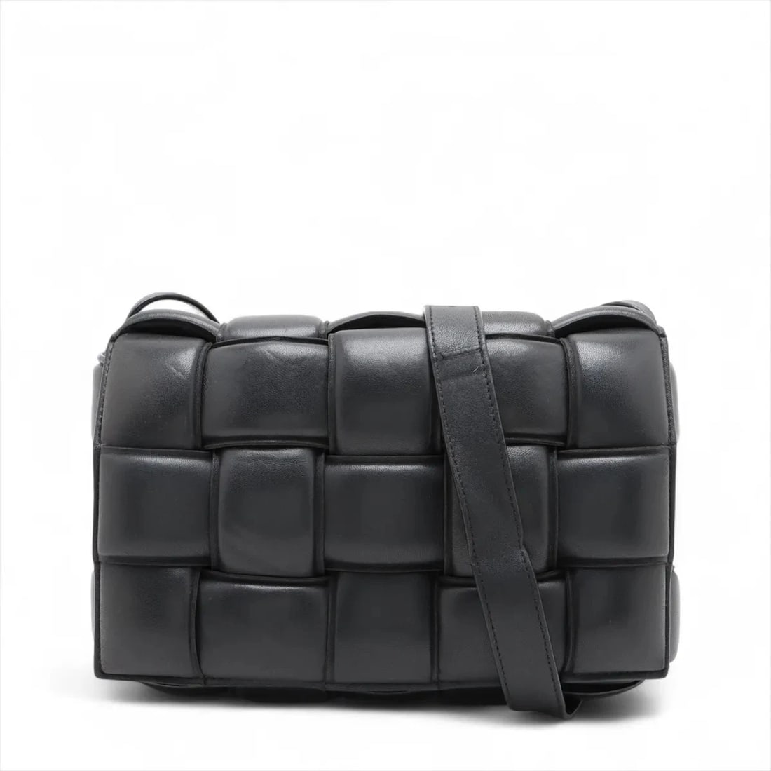 BOTTEGA VENETA MAXI INTRECCIATO PADETTE CASSETTE LEATHER SHOULDER BAG: Bottega Veneta Maxi Intrecciato padette cassette Leather Shoulder bag Brand: Bottega Veneta Type: Shoulder bag Material: Leather Color: Black Size: Height:6.9inch Length:9.4inch Depth:2.4inch Shou