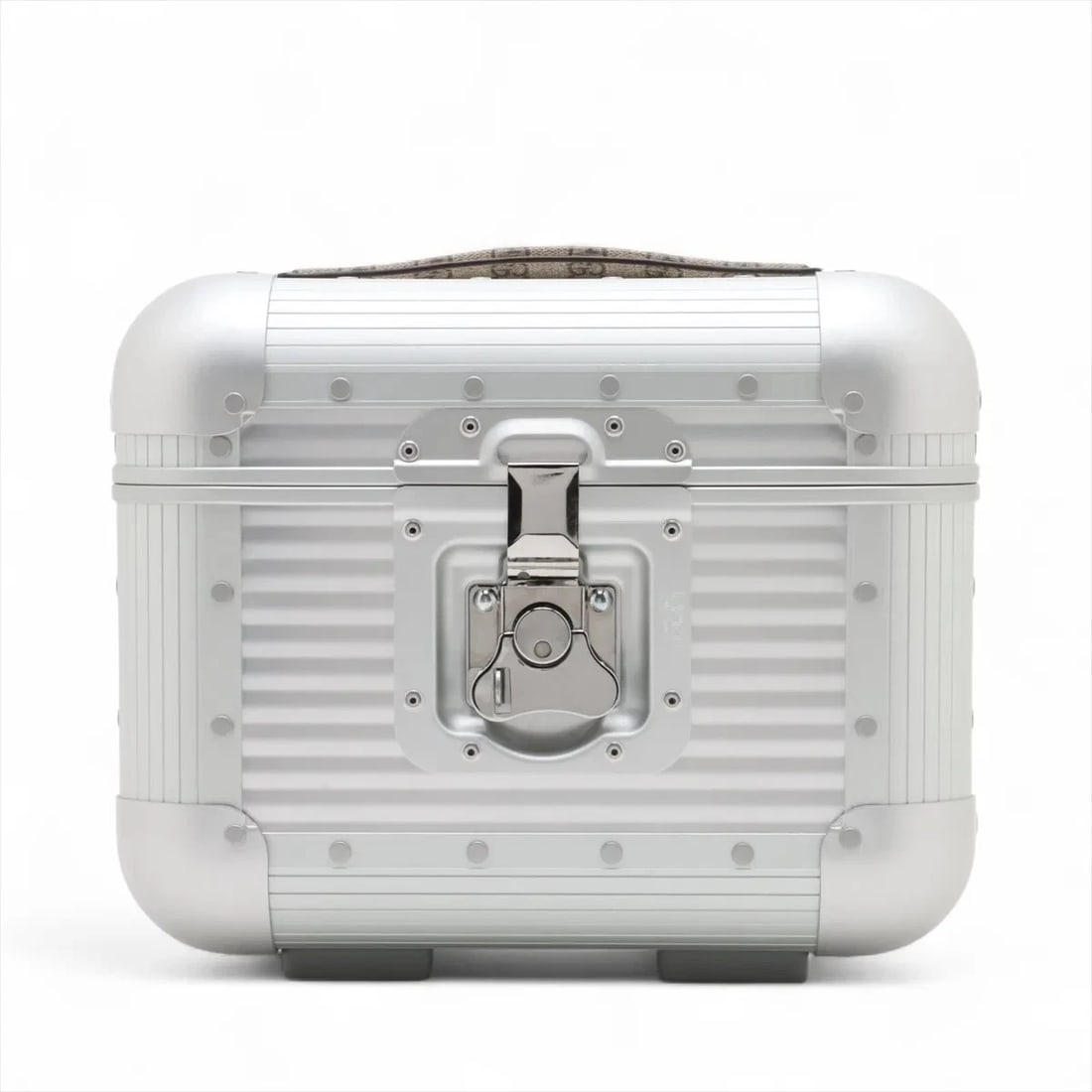 GUCCI BEAUTY CASE ALUMINUM X PVC HAND BAG SILVER: Gucci beauty case Aluminum x PVC Hand bag Silver Brand: Gucci Type: Hand bag Material: Aluminum Color: Silver Size: Height:9.8inch Length:12.6inch Depth:9.4inch Handle height:0.8inch Accessories: