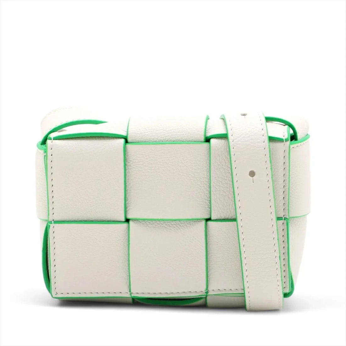 BOTTEGA VENETA MAXI INTRECCIATO CANDY CASSETTE LEATHER SHOULDER BAG: Bottega Veneta Maxi Intrecciato candy Cassette Leather Shoulder bag Brand: Bottega Veneta Type: Shoulder bag Material: Leather Color: White Size: Height:3.5inch Length:4.9inch Depth:1.6inch Should