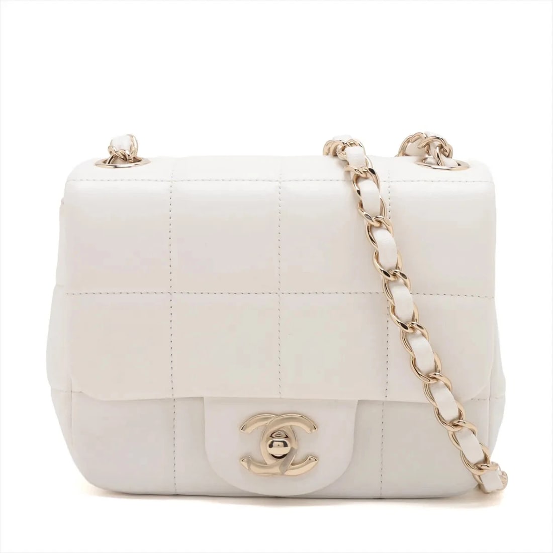 CHANEL CHOCOLATE BAR LAMBSKIN SINGLE FLAP SINGLE CHAIN BAG: Chanel Chocolate Bar Lambskin Single Flap Single Chain Bag Brand: Chanel Type: Shoulder bag Material: Lambskin Color: White Size: Height:4.9inch Length:6.1inch Depth:2.8inch Shoulder
