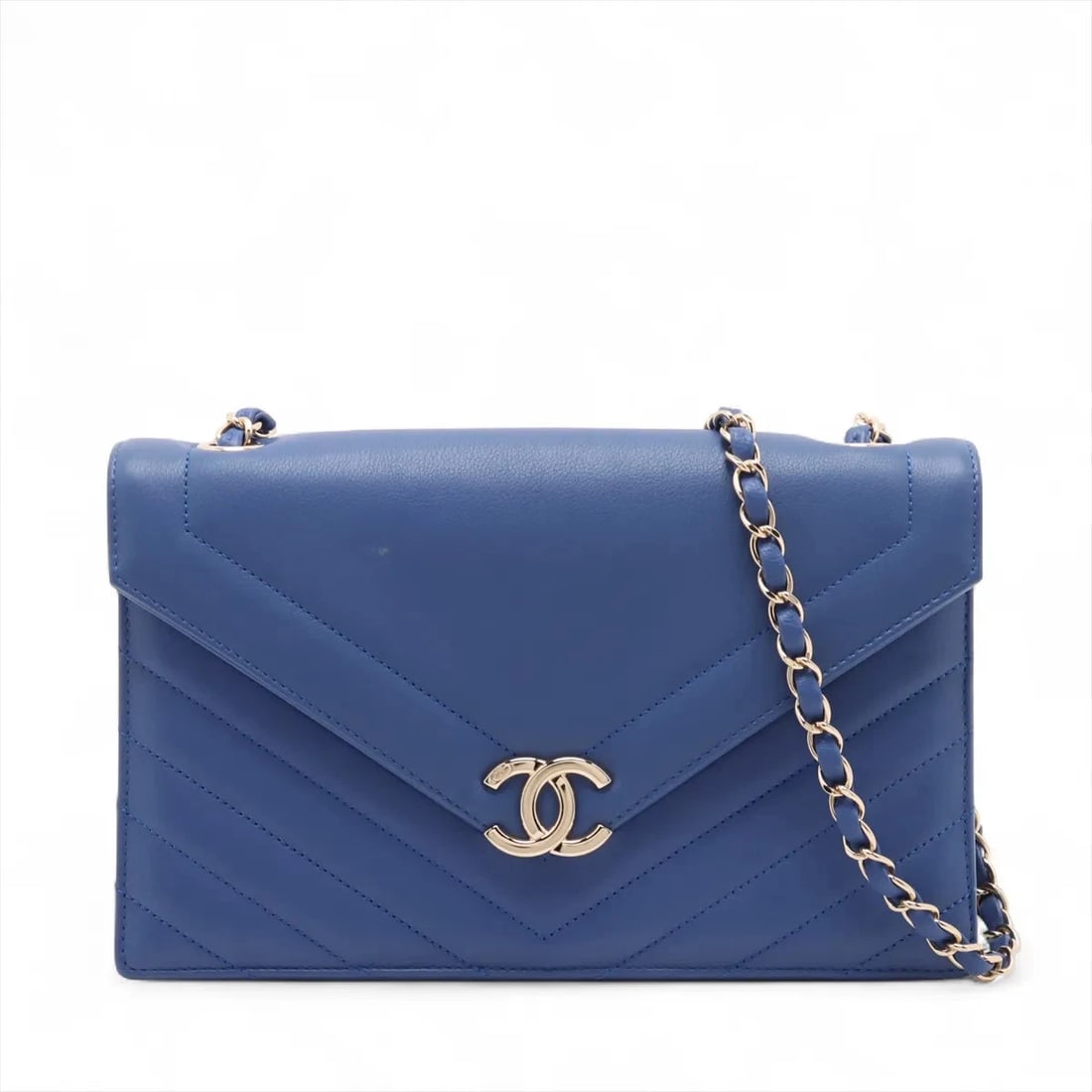 CHANEL CHEVRON CALFSKIN SINGLE FLAP SINGLE CHAIN BAG: Chanel Chevron Calfskin Single Flap Single Chain Bag Brand: Chanel Type: Shoulder bag Material: Calfskin Color: Blue Size: Height:6.3inch Length:10.4inch Depth:3.3inch Shoulder height:22.8inch