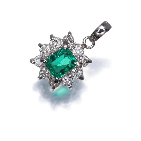 EMERALD DIAMOND CLASSIC PENDANT 900 PLATINUM: Emerald Diamond Classic Pendant 900 Platinum Brand: Unbranded Type: Pendant Material: 900 / Platinum Main Stone/Creation Natural Color: None Size: Design size: 10.0 x 9.6mm Total length of the pen