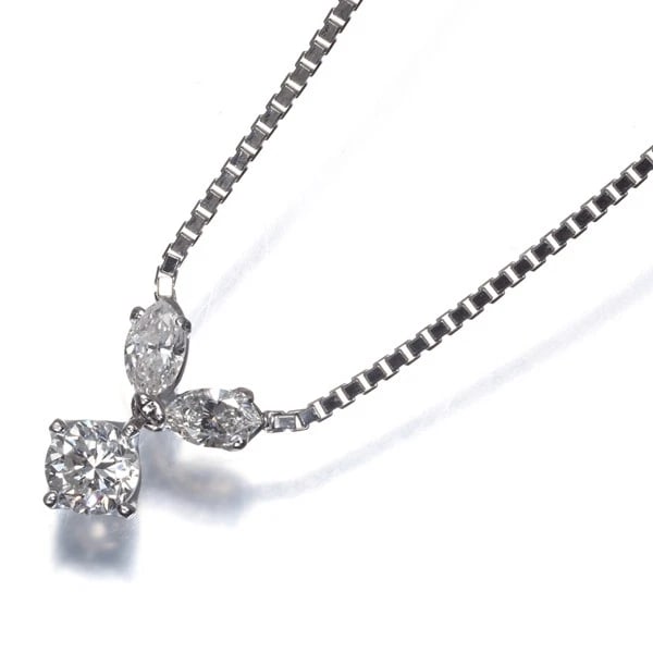 DIAMOND NECKLACE 850 PLATINUM: Diamond Necklace 850 Platinum Brand: Unbranded Type: Necklace Material: 900 / 850 / Platinum Main Stone/Creation Natural Color: None Size: Necklace length: 37 / 41cm Pendant size: 9.8 x 7.5mm 