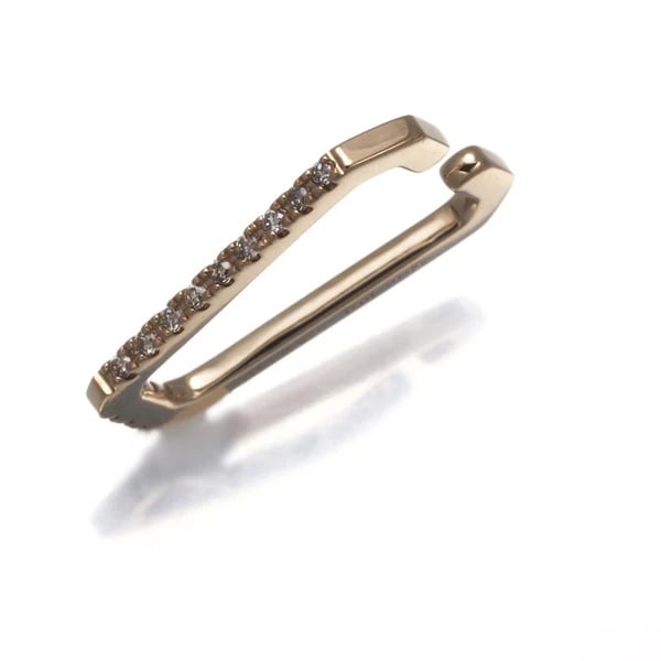 HIROTAKA SINGLE EARRING DIAMOND EAR CUFF: Hirotaka Single Earring Diamond Ear Cuff Brand: Hirotaka Type: Single Earring Material: 18K / 750 / Yellow Gold Main Stone/Creation Natural Color: None Size: Design size: 17.6 x 14.8mm 