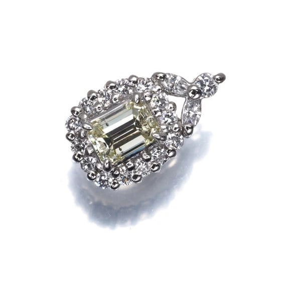 DIAMOND FANCY LIGHT YELLOW PENDANT 900 PLATINUM: Diamond FANCY LIGHT YELLOW Pendant 900 Platinum Brand: Unbranded Type: Pendant Material: 900 / Platinum Main Stone/Creation Natural Color: None Size: Design size: 14.0 x 8.5mm Bail inner diameter: