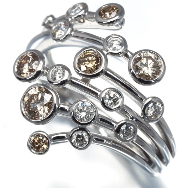 KASHIKEY RING DIAMOND BEZEL 18K 750 WHITE GOLD: KASHIKEY Ring Diamond Bezel 18K 750 White Gold Brand: KASHIKEY Type: Ring Material: 18K / 750 / White Gold Main Stone/Creation Natural Color: None Size: US 5.75-6 Accessories: None