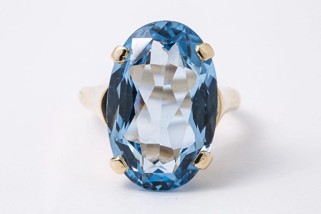 VINTAGE LARGE OVAL BLUE TOPAZ SOLITAIRE COCKTAIL RING (1 of 4)