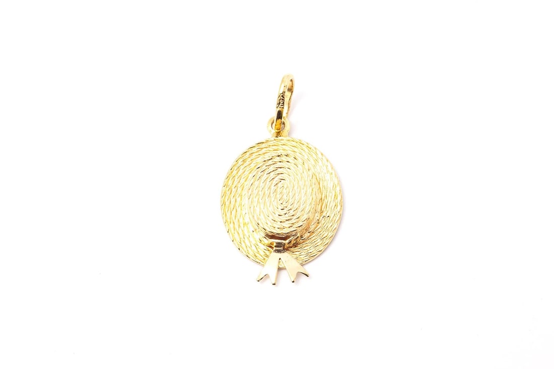 VINTAGE STRAW BUCKET GONDOLIER HAT CHARM PENDANT: Vintage Straw Bucket Gondolier Hat Charm Pendant Brand: Unbranded Type: Charm Material: Yellow Gold 18k Color: Yellow Size: Length x Width - 0.85" x 0.65" Accessories: None Accessories Not