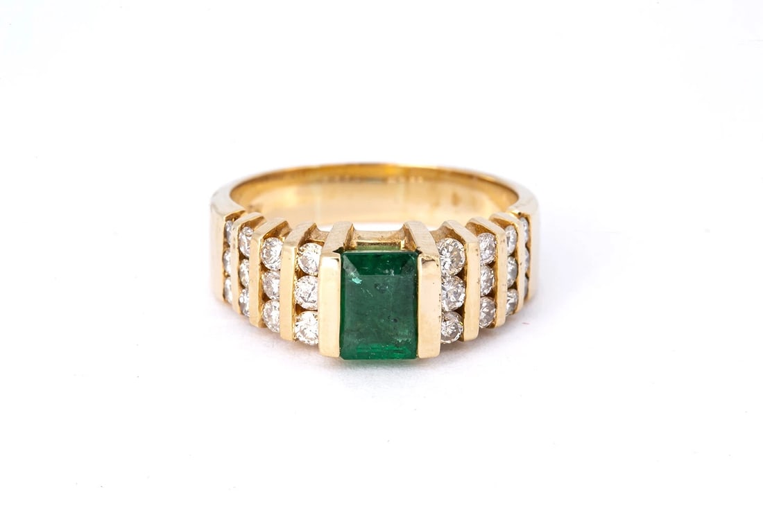EFFY EMERALD & GRADUATED DIAMOND COCKTAIL CLUSTER RING (1 of 5)