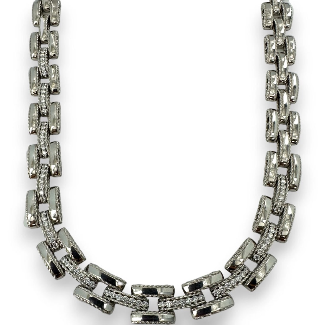 ROBERTO COIN 18K WHITE GOLD CHAIN LINK COLLAR NECKLACE: ROBERTO COIN 18k White Gold Chain Link Collar Necklace Brand: Roberto Coin Type: Necklace Material: White Gold 18k Color: White Size: Length - 17.5" Width - 11.2mm Accessories: None