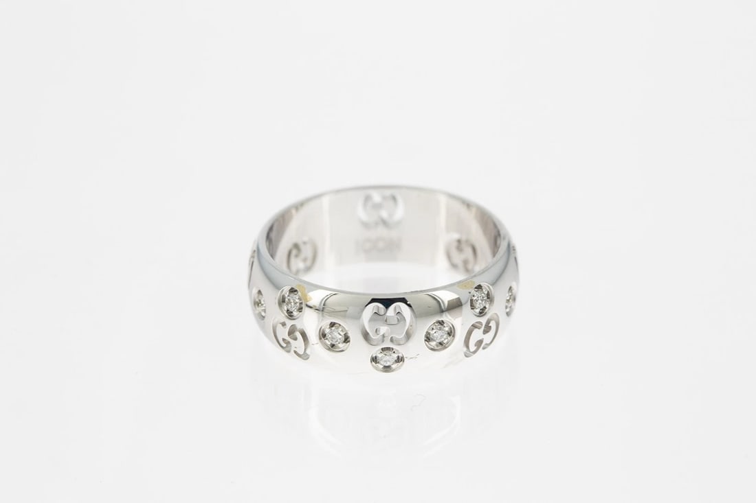GUCCI LOGO BAND DOMED DIAMOND RING: Gucci Logo Band Domed Diamond Ring Brand: Gucci Type: Ring Material: White Gold 18k Main Stone/Creation Natural Color: White Size: 5 US Accessories: None Accessories Notice: When purchasin
