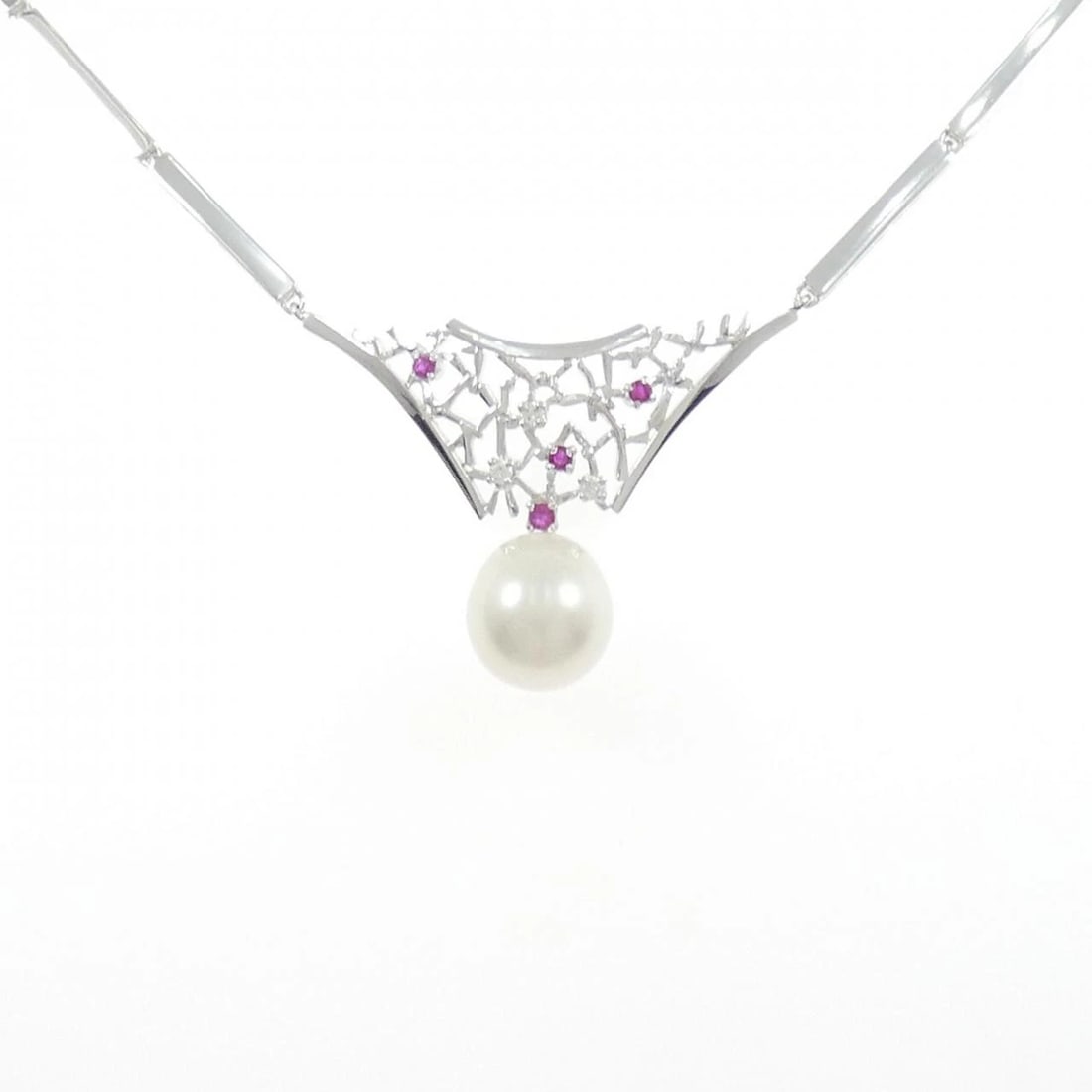 TASAKI SOUTH SEA PEARL NECKLACE: TASAKI South Sea Pearl Necklace Brand: TASAKI Type: Necklace Material: K14 White Gold Main Stone/Creation South Sea Pearl Color: White Gold Size: 45cm Accessories: None Accessories Notice: