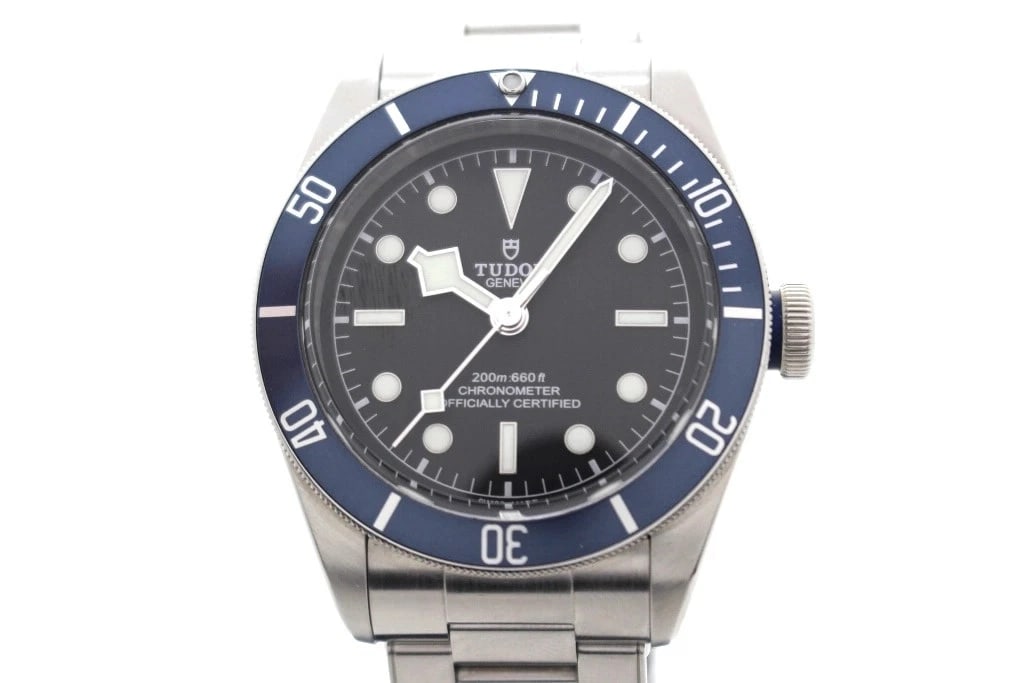 TUDOR BLACK BLUE BEZEL WATCH: TUDOR Black Blue Bezel Brand: TUDOR Type: Wrist watch Material: SS Color: Dial Blue Bezel Size: [ Case size ] 41mm [ Arm circumference size ] 17cm Accessories: None Accessories Notice: Whe