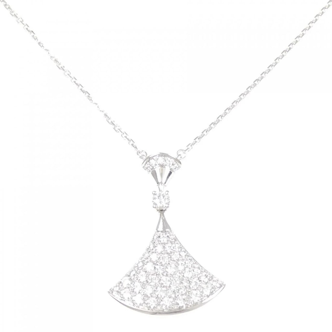BVLGARI DIVA DREAM NECKLACE: BVLGARI Diva Dream Necklace Brand: BVLGARI Type: Necklace Material: 750 White Gold Main Stone/Creation Natural Color: White Gold Size: 41/43cm Accessories: None Accessories Notice: When