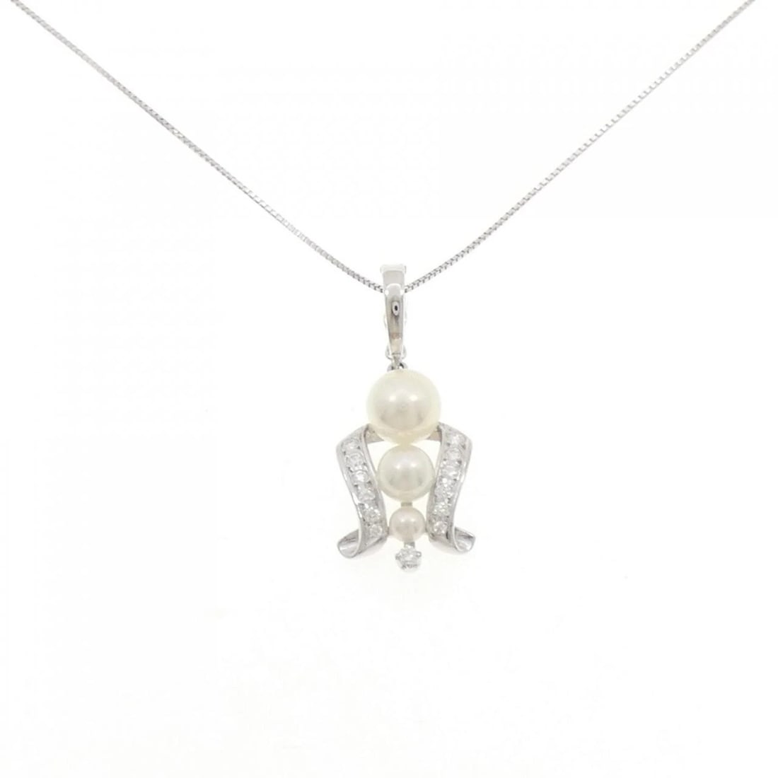 MIKIMOTO AKOYA PEARL NECKLACE: MIKIMOTO Akoya Pearl Necklace Brand: MIKIMOTO Type: Necklace Material: K18 White Gold Main Stone/Creation Akoya Pearl Color: White Gold Size: 45cm Accessories: None Accessories Notice: When