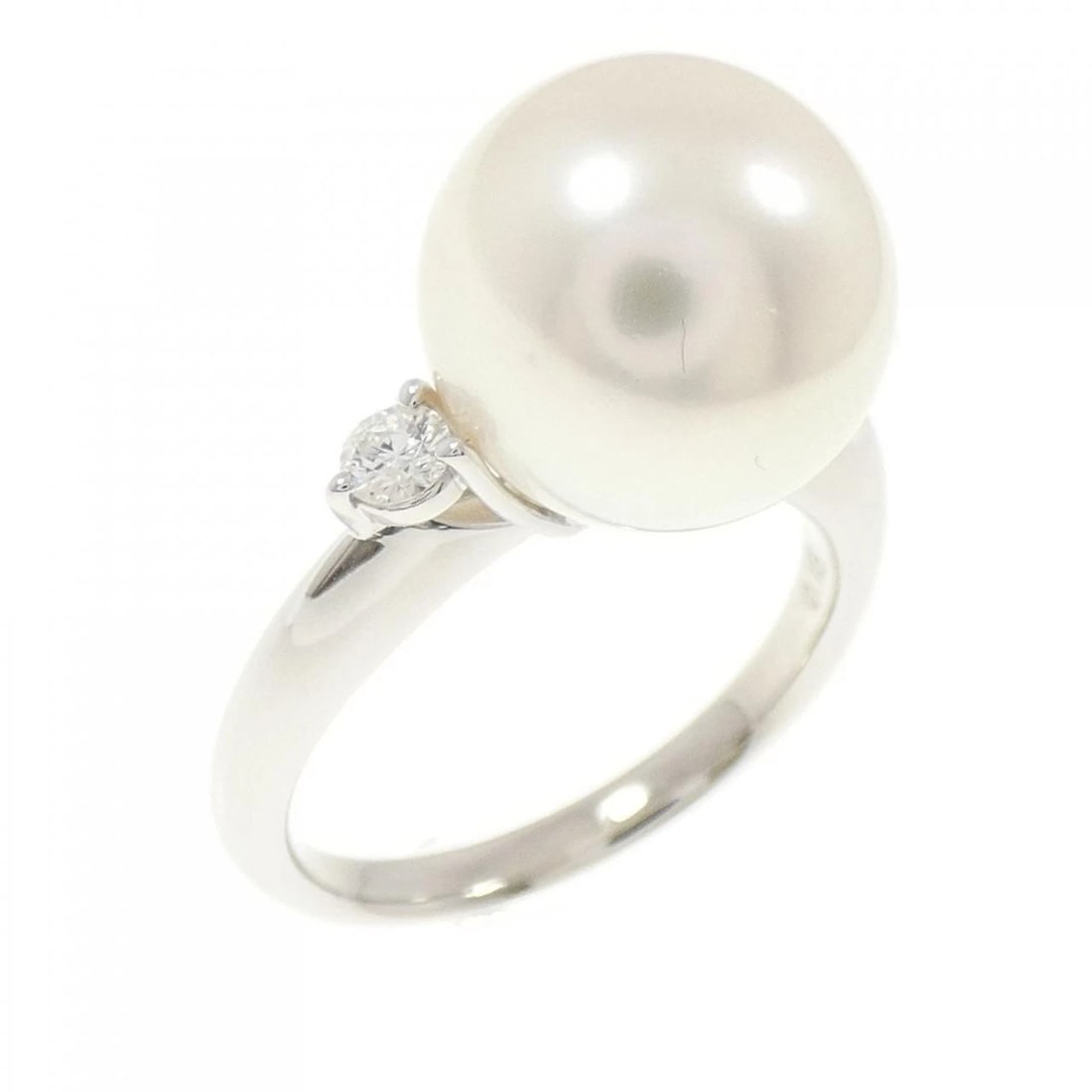 TASAKI SOUTH SEA PEARL RING: TASAKI South Sea Pearl Ring Brand: TASAKI Type: Ring Material: Platinum 900 Main Stone/Creation South Sea Pearl 11.2mm Color: Platinum Size: 6.5 (US size) Accessories: None Accessories
