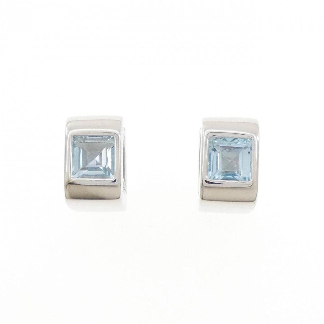 PONTE VECCHIO BLUE TOPAZ EARRINGS: Ponte Vecchio Blue Topaz Earrings Brand: Ponte Vecchio Type: Earrings Material: 750 White Gold Main Stone/Creation Blue Topaz Color: White Gold Size: HxW: 13.0mmx8.0mm Accessories: None