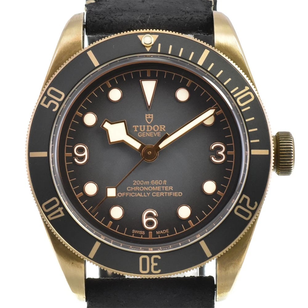 TUDOR HERITAGE BLACKBAY BRONZE WATCH: TUDOR Heritage BlackBay Bronze Watch Brand: TUDOR Type: Wristwatch Material: Band Material leather, Case Material bronze Color: Dial Color Gray gradation Band Color black Case Color bronze Size: C