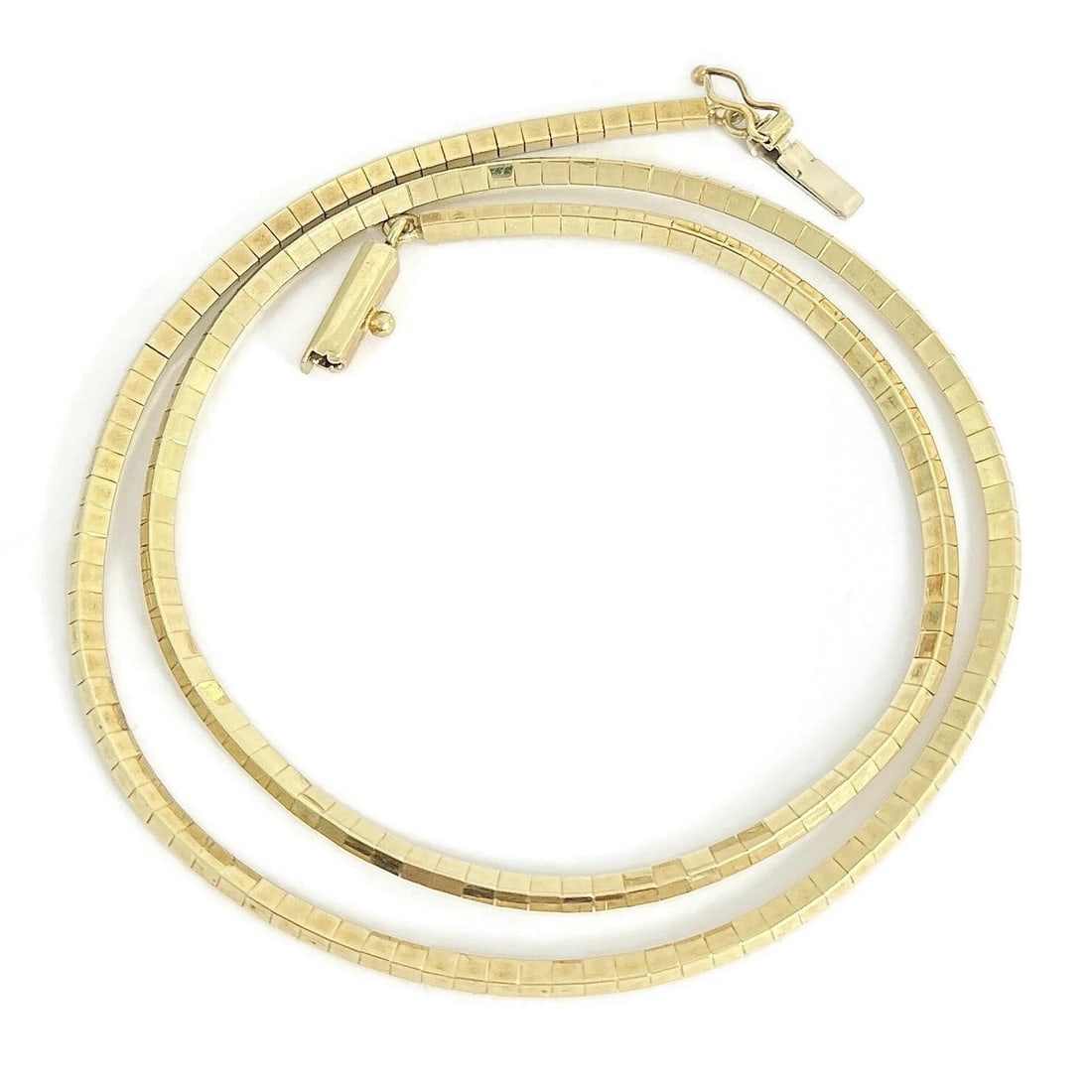 ITALIAN BOX OMEGA CHAIN NECKLACE 14K YELLOW GOLD: Italian Box Omega Chain Necklace 14K Yellow Gold Brand: Estate Type: Necklace Material: 14K Yellow Gold Color: Gold Size: Length: 16.5 inches Width: 2.1 mm Accessories: None Accessories