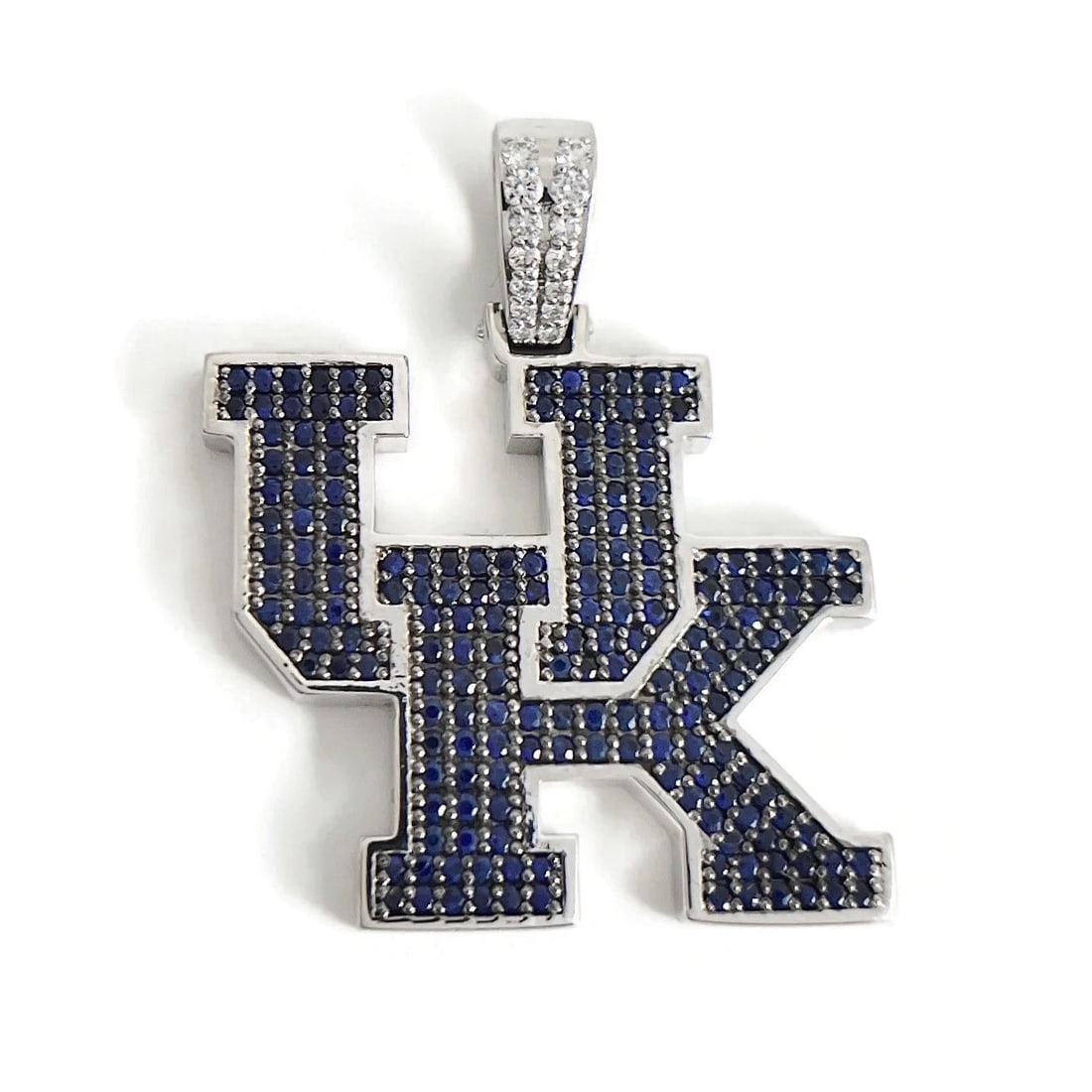 UNIVERSITY OF KENTUCKY UK SAPPHIRE DIAMOND PENDANT: University of Kentucky UK Sapphire Diamond Pendant Brand: Unbranded Type: Pendant Material: 14K White Gold Main Stone/Creation Natural Color: Blue Size: Measurements: 1.5 inches x 1.25 inches Acc