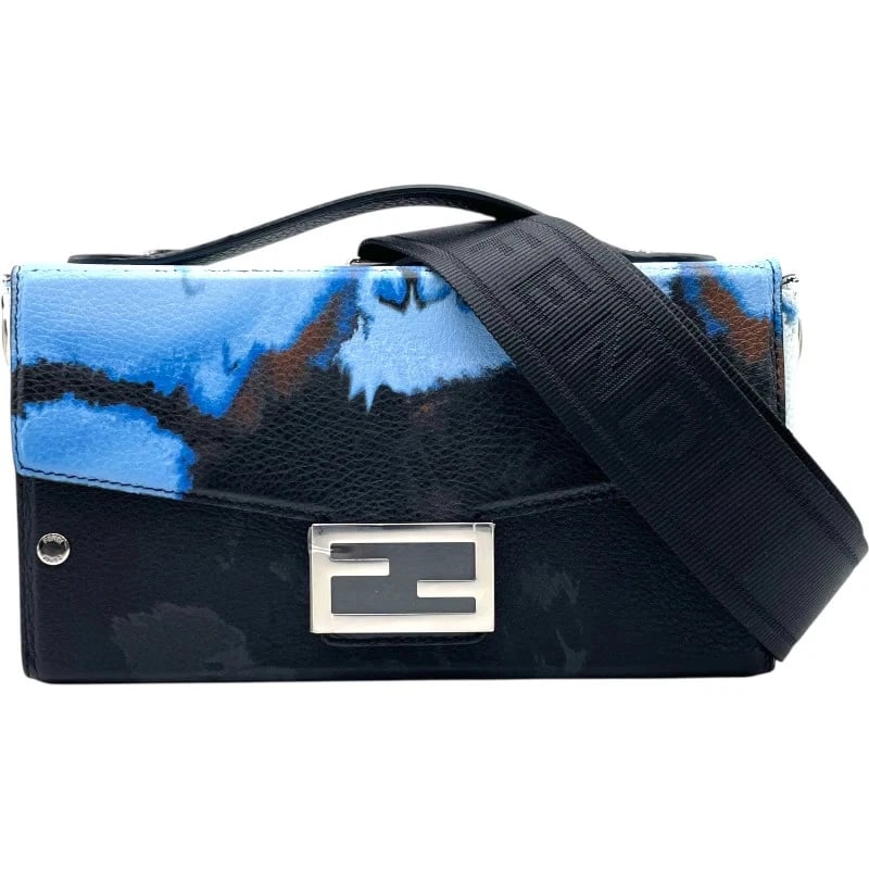 FENDI SOFT TRUNK BAGUETTE BLACK/BLUE SHW SHOULDER BAG: FENDI Soft Trunk Baguette Black/Blue SHW Shoulder Bag Brand: FENDI Type/Style: Handbag Material: Leather Color: Black/Blue SV Hardware Size: W: 21.5cm / H: 11.5cm / D: 6cm / Shoulder: 96-170cm