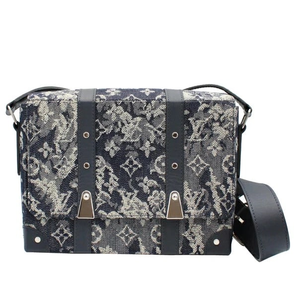 LOUIS VUITTON TRUNK MESSENGER PM MONOGRAM NAVY SHOULDER BAG: Louis Vuitton Trunk Messenger PM Monogram Navy Shoulder Bag Brand: Louis Vuitton Type/Style: Handbag Material: Monogram Tapestry/Denim Color: Navy Size: W:24cm × H:18.5cm × D:5.5cm / Shoulder le