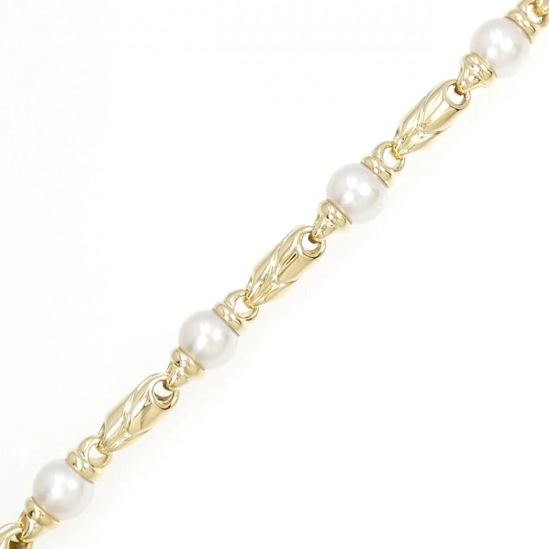 BVLGARI PASSO DOPPIO BRACELET: Bvlgari Passo Doppio Bracelet Brand: BVLGARI Type: Bracelet Material: 750 Yellow Gold Main Stone/Creation Akoya Pearl Color: Yellow Gold Size: 17.5cm Accessories: None Accessories Notice: