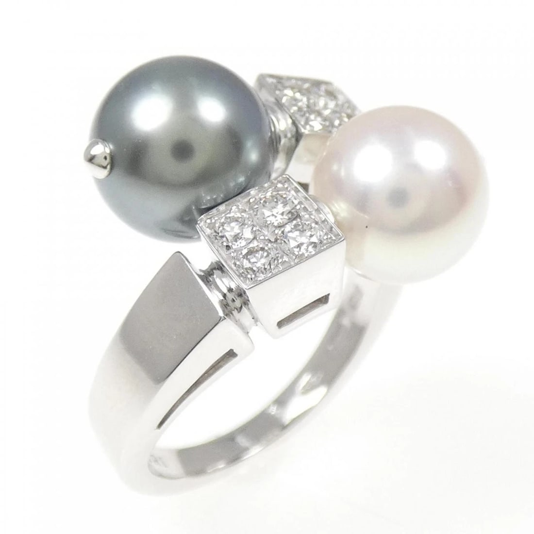 BVLGARI PEARL RING: BVLGARI Pearl Ring Brand: BVLGARI Type: Ring Material: 750 White Gold Main Stone/Creation Akoya Pearl Color: White Gold Size: 7-7.5 (US size) Accessories: None Accessories Notice: When