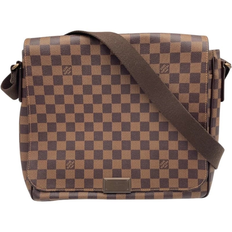 LOUIS VUITTON DISTRICT MM BROWN DAMIER SHOULDER BAG: LOUIS VUITTON District MM Brown Damier Shoulder Bag Brand: LOUIS VUITTON Type/Style: Handbag Material: Damier Color: Brown Size: W: 30cm / H: 27cm / D: 7cm / Shoulder: 83-153cm Accessories: None