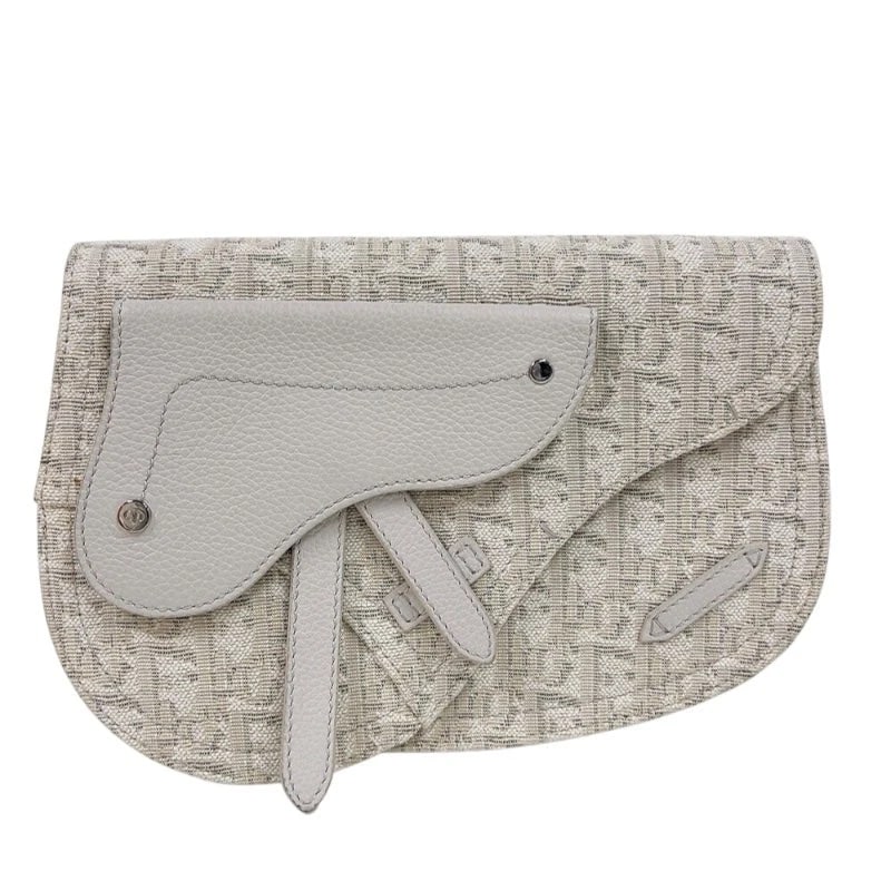 CHRISTIAN DIOR SADDLE BODY BAG WHITE SHW CANVAS/LEATHER BODY BAG: Christian Dior Saddle Body Bag White SHW Canvas/Leather Body Bag Brand: CHRISTIAN DIOR Type/Style: Handbag Material: Canvas/Leather Color: White/SV Hardware Size: W: 23cm / H: 16cm / D: 4cm Acces