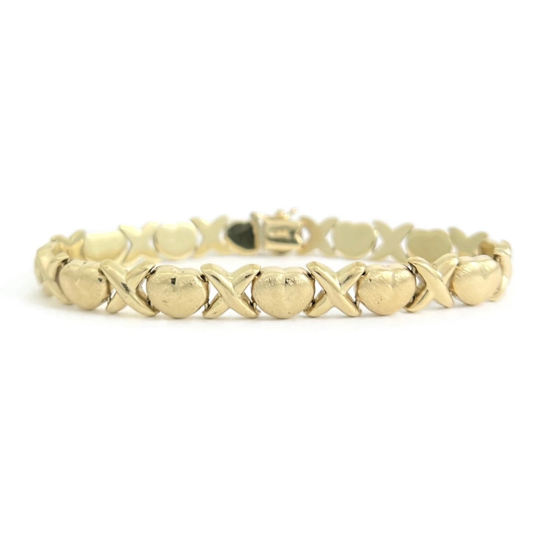 HEART XO CHAIN LINK BRACELET 14K YELLOW GOLD: Heart XO Chain Link Bracelet 14K Yellow Gold Brand: Estate Type: Bracelet Material: 14K Yellow Gold Color: Gold Size: Length: 7 inches Width: 8.2 mm Accessories: None Accessories Notice: When