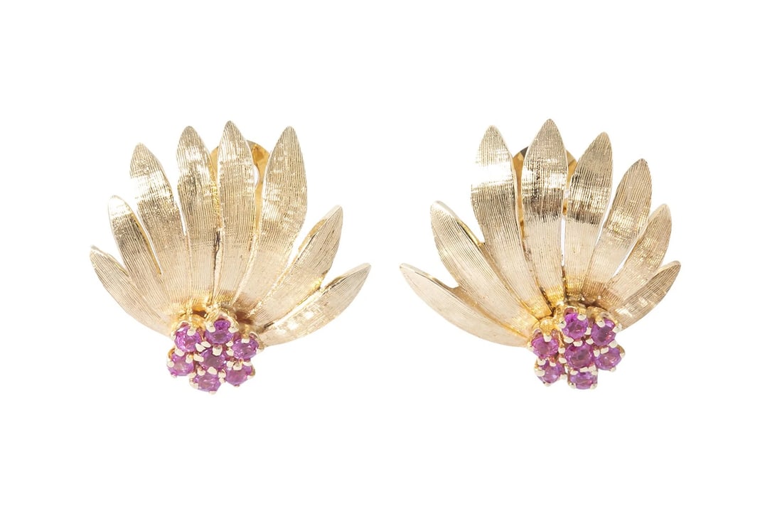 VINTAGE RETRO ERA RUBY FLOWER LEAF MOTIF CLIP ON EARRING: Vintage Retro Era Ruby Flower Leaf Motif Clip On Earring Brand: Unbranded Type: Earrings Material: 14k Yellow Gold Main Stone/Creation Natural Color: Yellow Size: Length x Width - 0.90" x 0.95" A
