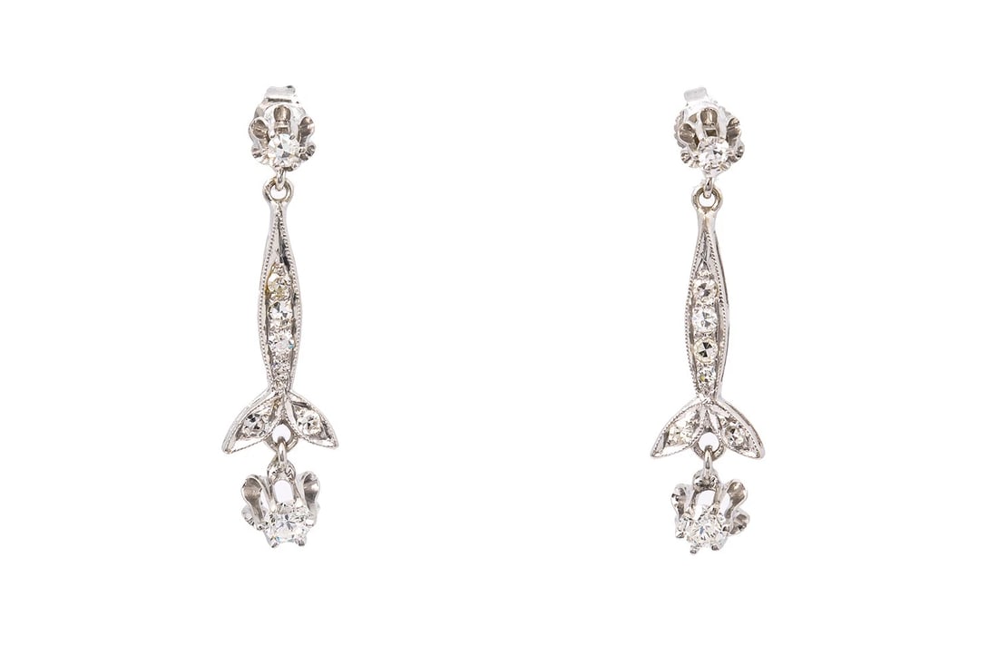 ART DECO REVIVAL 14K WHITE GOLD DROP DIAMOND EARRINGS: Art Deco Revival 14k White Gold Drop Diamond Earrings Brand: Unbranded Type: Earrings Material: 14k White Gold Main Stone/Creation Natural Color: White Size: Length x Width - 1.00 x 0.30" Accesso