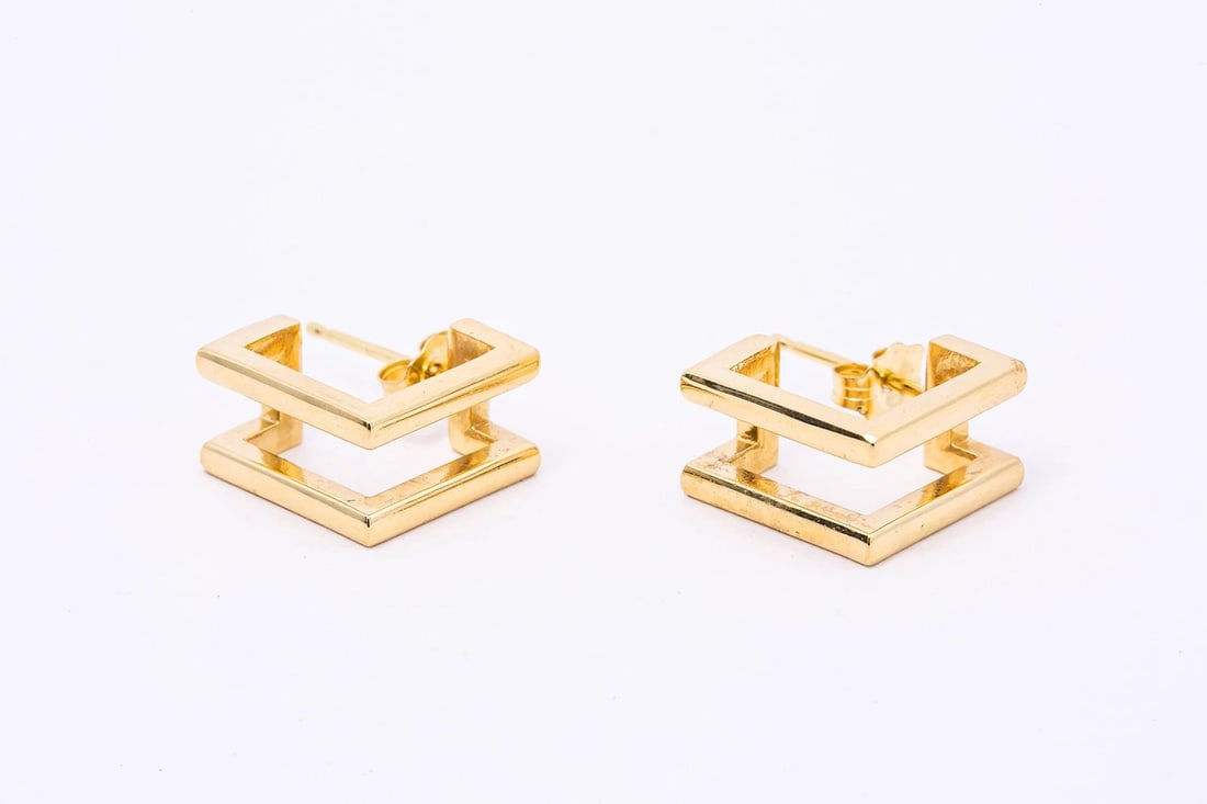 GEOMETRIC SQUARE SOLID 14K YELLOW GOLD HOOP EARRINGS: Geometric Square Solid 14K Yellow Gold Hoop Earrings Brand: Unbranded Type: Earrings Material: 14k Yellow Gold, Color: Yellow Size: Length x Width - 0.45" x 0.3" Accessories: None Accessor