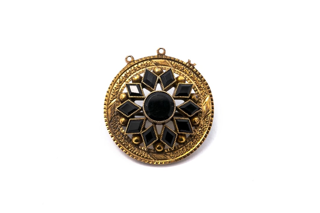 ANTIQUE VICTORIAN BLACK ONYX 14K YELLOW GOLD PIN BROOCH/PENDANT: Antique Victorian Black Onyx 14k Yellow Gold Pin Brooch/Pendant Brand: Unbranded Type: Brooch Material: 14k Yellow Gold Main Stone/Creation Onyx Color: Yellow Size: Length - 1" Width - 1" Accesso